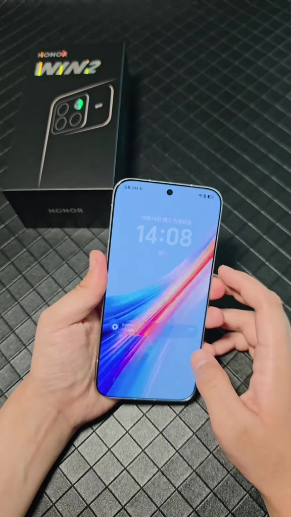 Mặt trước Honor WIN 2 với màn hình viền mỏng đang hiện màn hình khóa, phía sau là hộp máy
