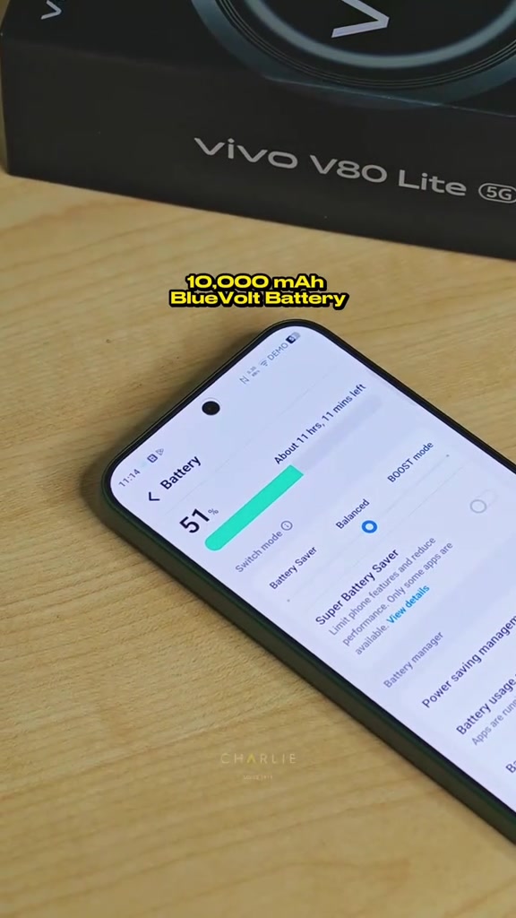 Skrin tetapan bateri vivo V80 Lite papar 51% dengan anggaran 11 jam 11 minit tinggal, kotak telefon di latar belakang