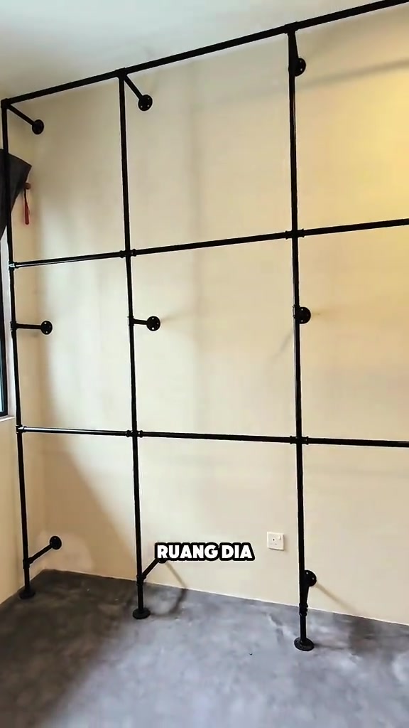 Rangka paip besi hitam open wardrobe custom kosong berdiri di dinding sebelum baju digantung