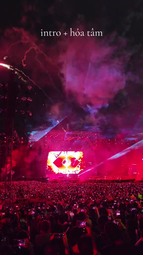Sân khấu chính concert rực khói hồng và màn hình logo giữa biển lightstick trong phần mở màn Hỏa Tâm