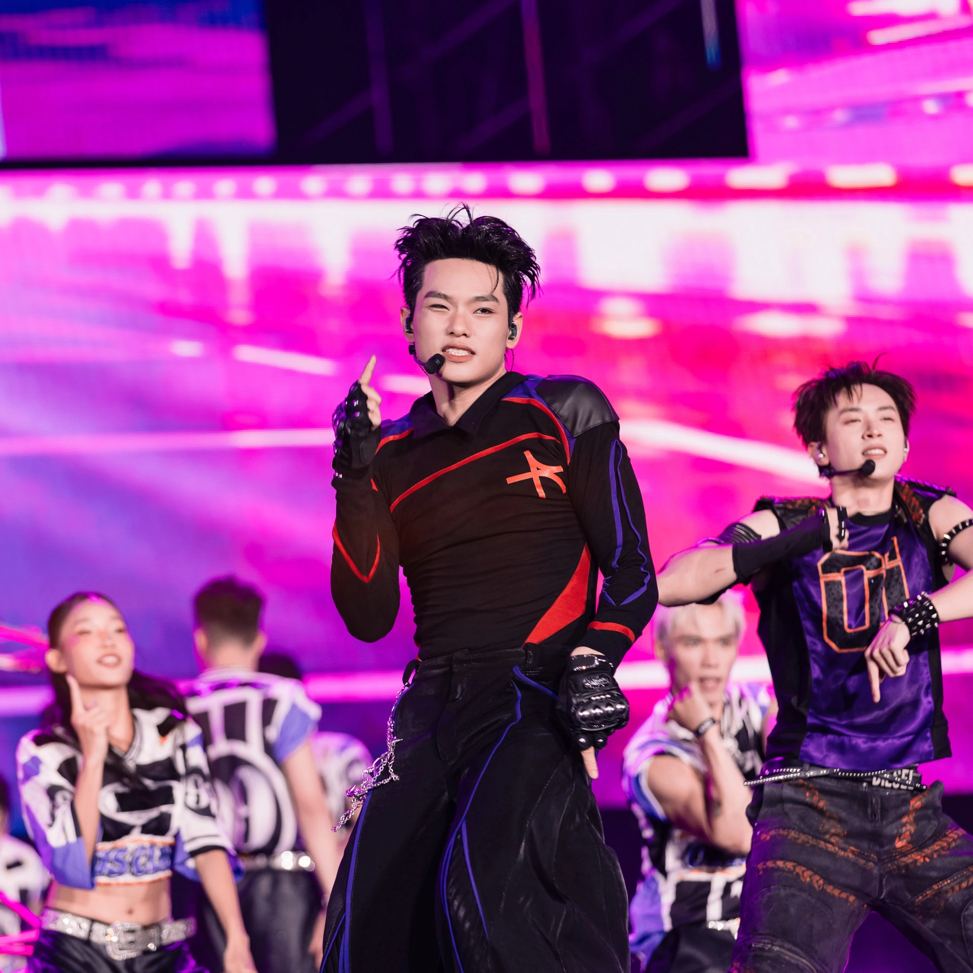 Khi MC vắng mặt: Concert Tinh Hà Say Hi và khoảng trống giao lưu sân khấu