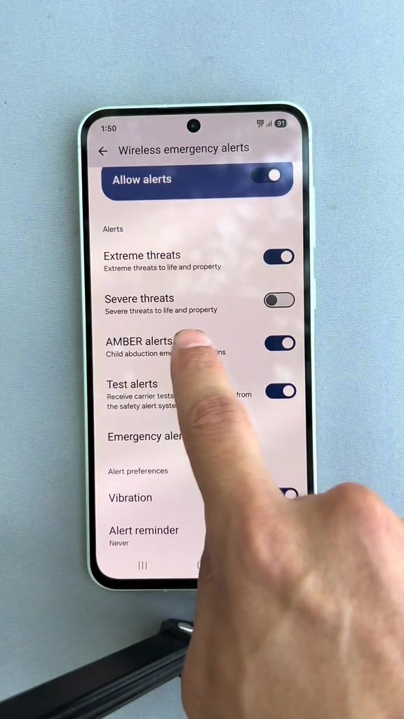 Skrin tetapan telefon Samsung memaparkan Wireless emergency alerts dengan suis Allow alerts, Extreme threats, Severe threats, AMBER alerts dan Test alerts