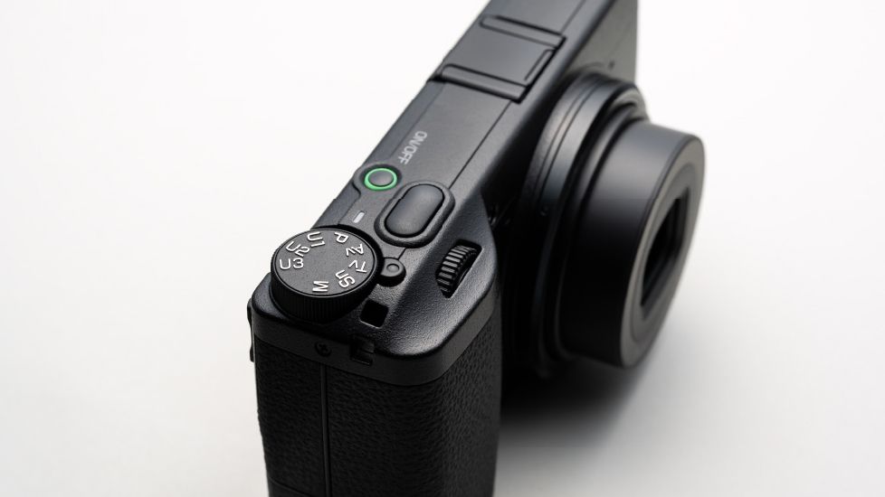 Máy ảnh compact và mirrorless đang so kè ngang ngửa tại Nhật