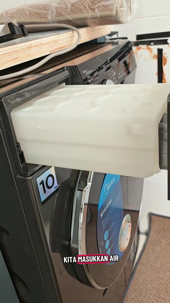 Tangki air putih boleh tanggal ditarik keluar dari bahagian atas mesin dryer heat pump 10KG