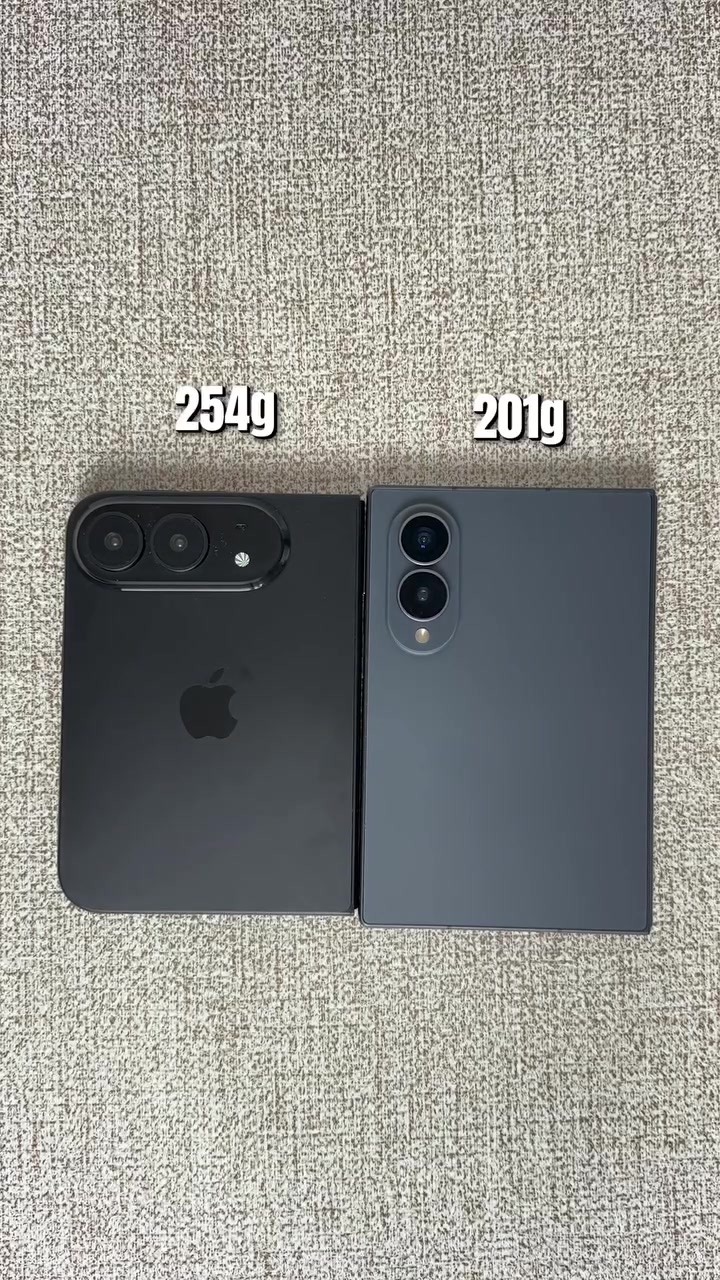 Mặt lưng iPhone Duo màu đen đặt cạnh Galaxy Z Fold 8 màu xám, chú thích trọng lượng 254 g và 201 g