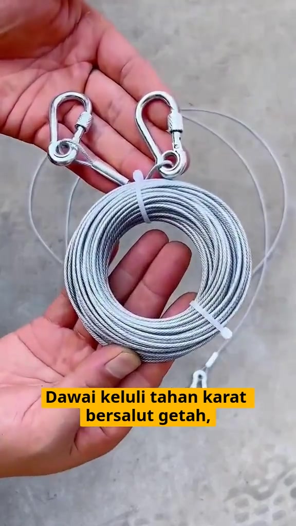 Dua tapak tangan memegang gegelung dawai keluli bersalut getah dengan dua karabiner stainless pada hujungnya
