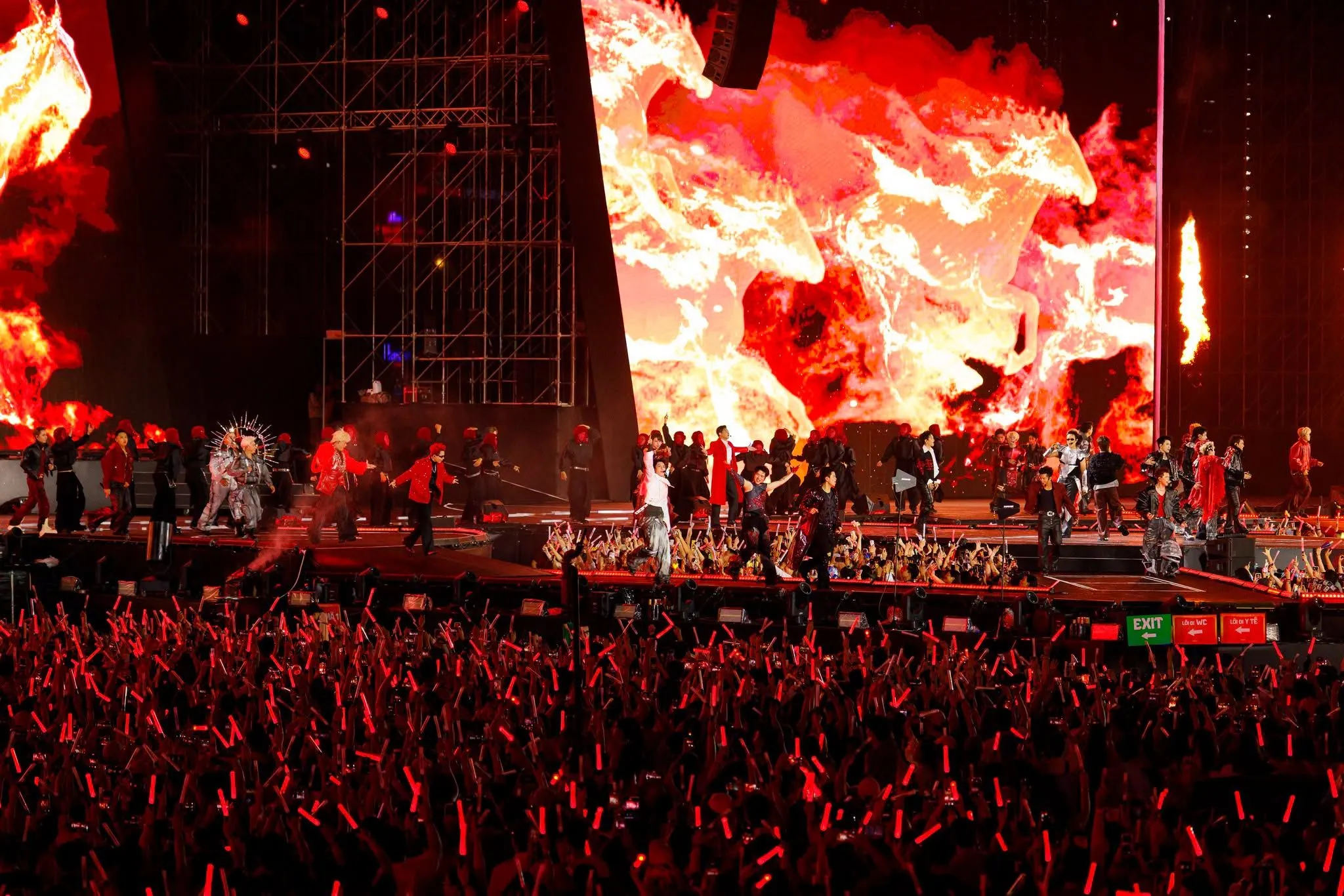 Sân khấu không trung và bữa tiệc thị giác của concert Anh Trai Day 2