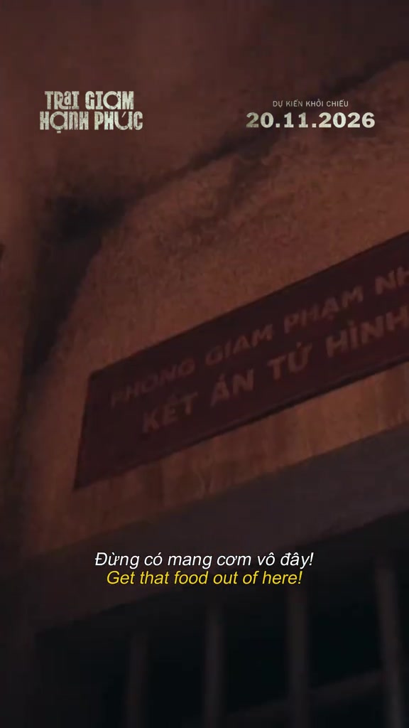 Tấm biển đỏ cũ gắn trên tường bê tông ghi dòng chữ Phòng giam phạm nhân kết án tử hình trong khuôn hình phim