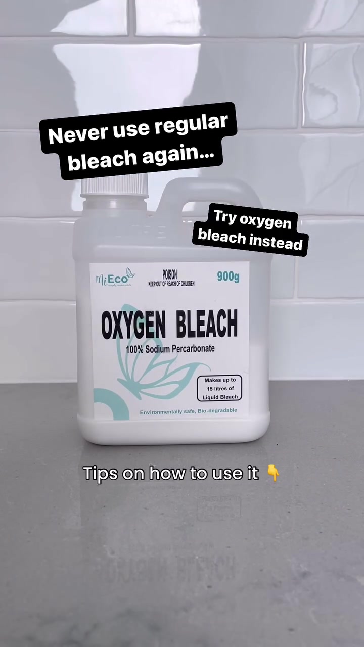 Botol oxygen bleach 900g berlabel 100% sodium percarbonate di atas kaunter berjubin putih