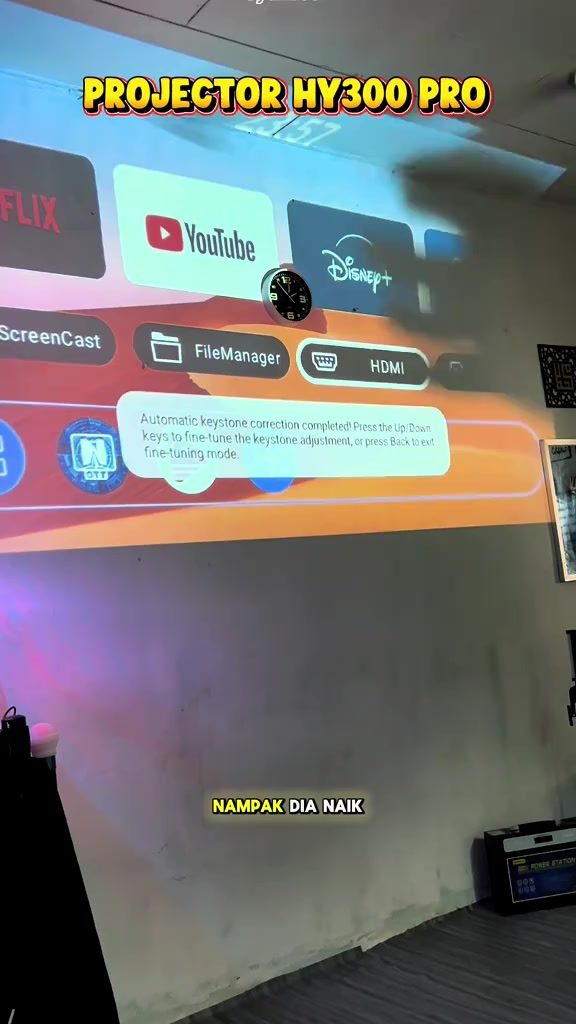 Unjuran skrin Android projektor HY300 Pro di dinding dengan mesej pembetulan keystone automatik selesai