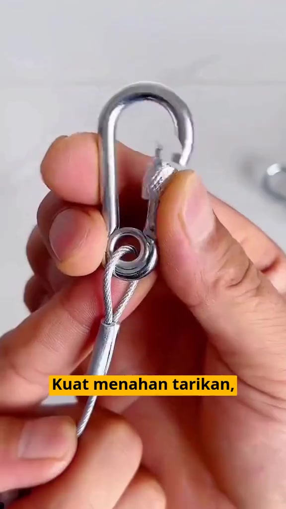 Jari memegang karabiner keluli tahan karat yang bersambung dengan dawai keluli bersalut getah