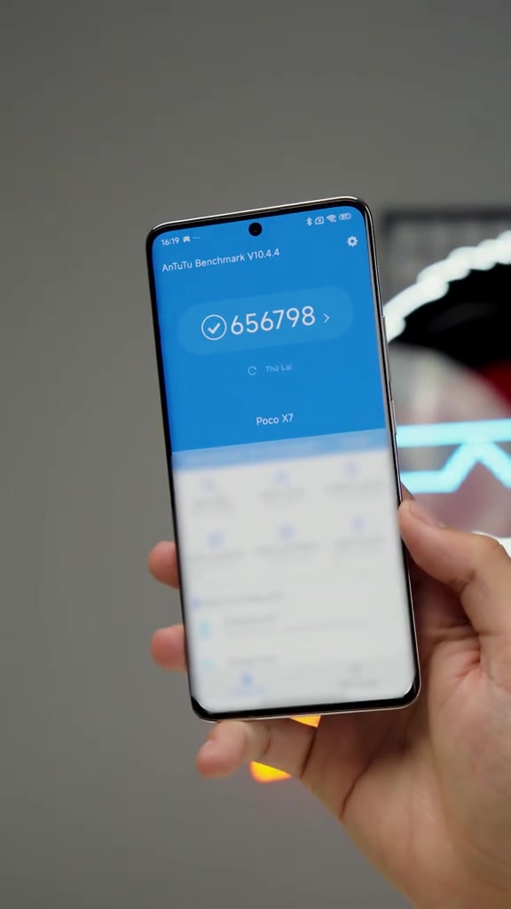 Màn hình POCO X7 hiển thị ứng dụng AnTuTu Benchmark với điểm số 656798