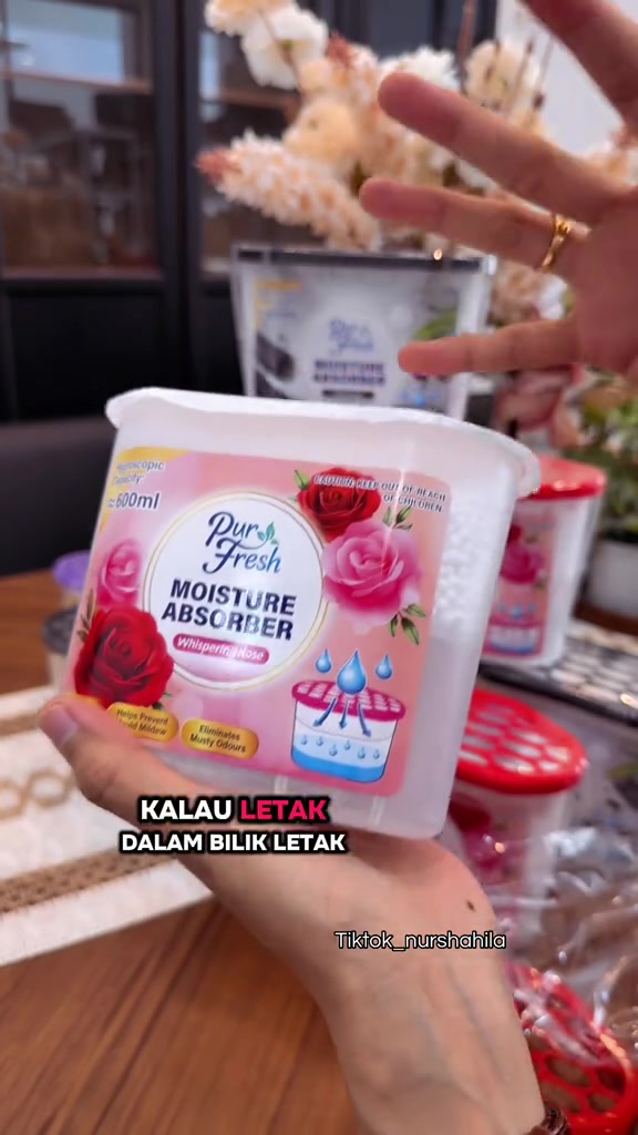 Kotak serap air Pur Fresh 600ml terbuka menunjukkan kristal putih di dalamnya dengan penutup merah di sebelah