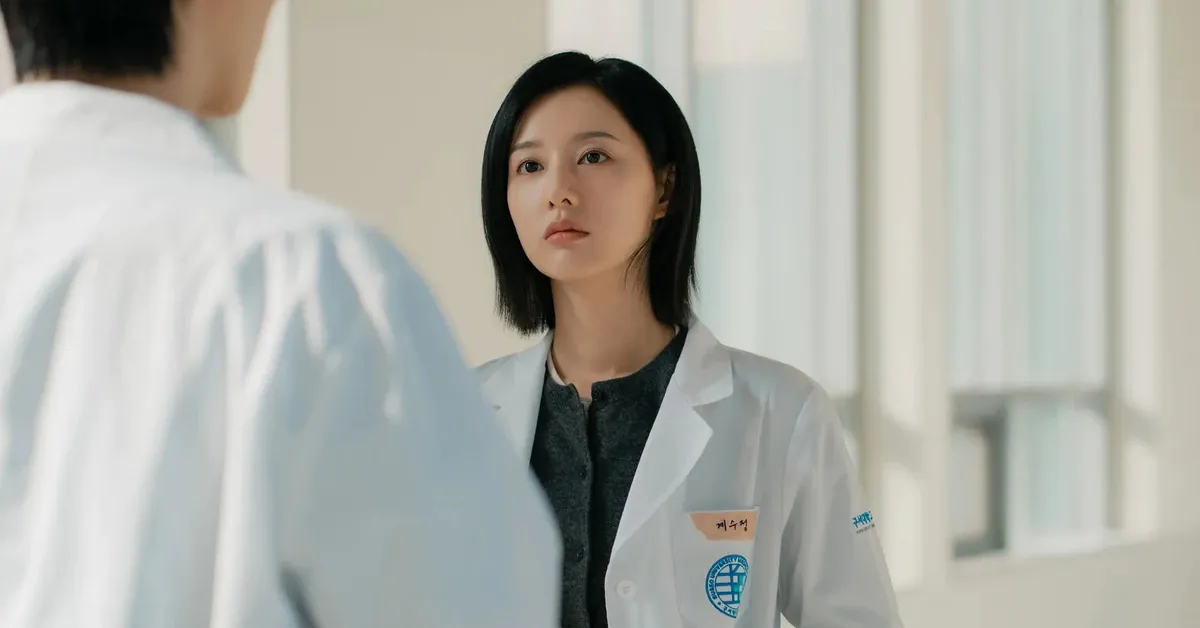 Doctor X của Kim Ji Won: Cơn sốt Netflix bất chấp tranh cãi y khoa