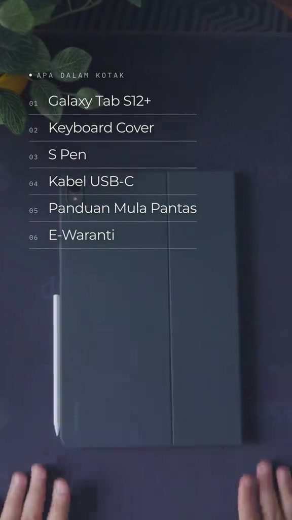Senarai isi kotak Galaxy Tab S12+: tablet, Keyboard Cover, S Pen, kabel USB-C, panduan mula pantas dan e-waranti, di atas gambar tablet berlapis cover
