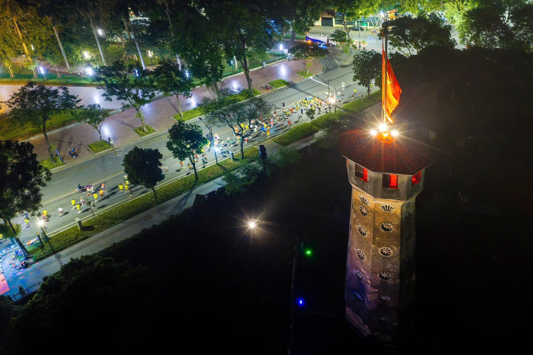 Phạm Thị Hồng Lệ và những bóng hồng tỏa sáng tại VPBank Hanoi Marathon