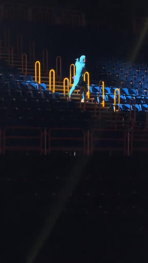 HYO trong bộ bodysuit xanh dương nhảy giữa những hàng ghế xanh trống của khán đài concert Tinh Hà Say Hi