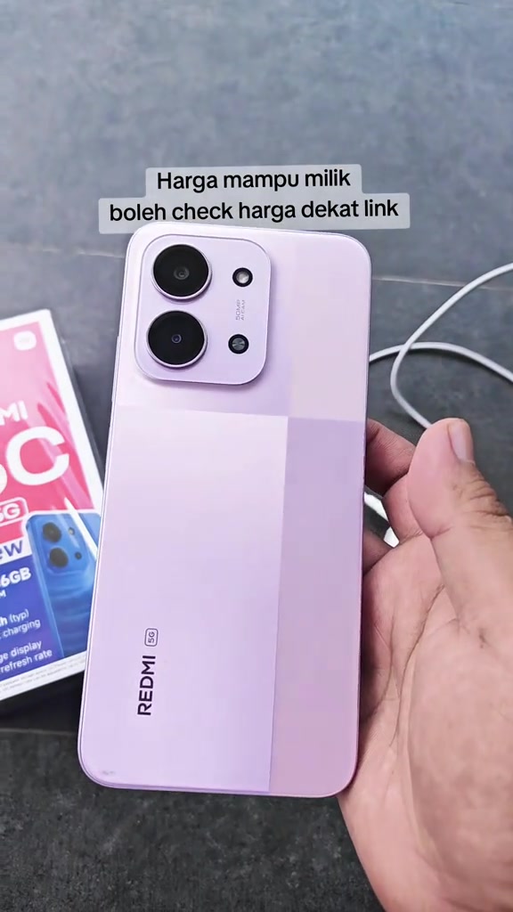 Belakang Redmi 15C 5G warna ungu muda dipegang sebelah tangan sebelah kotaknya