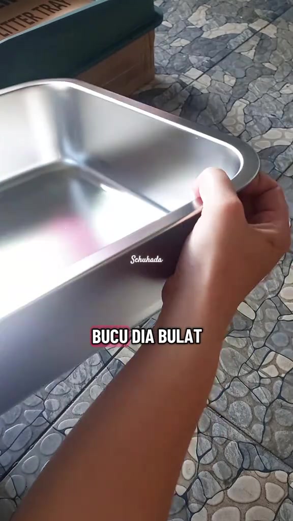 Tangan memegang dulang litter box stainless steel kosong menunjukkan bucu dalaman yang bulat dan tidak tajam