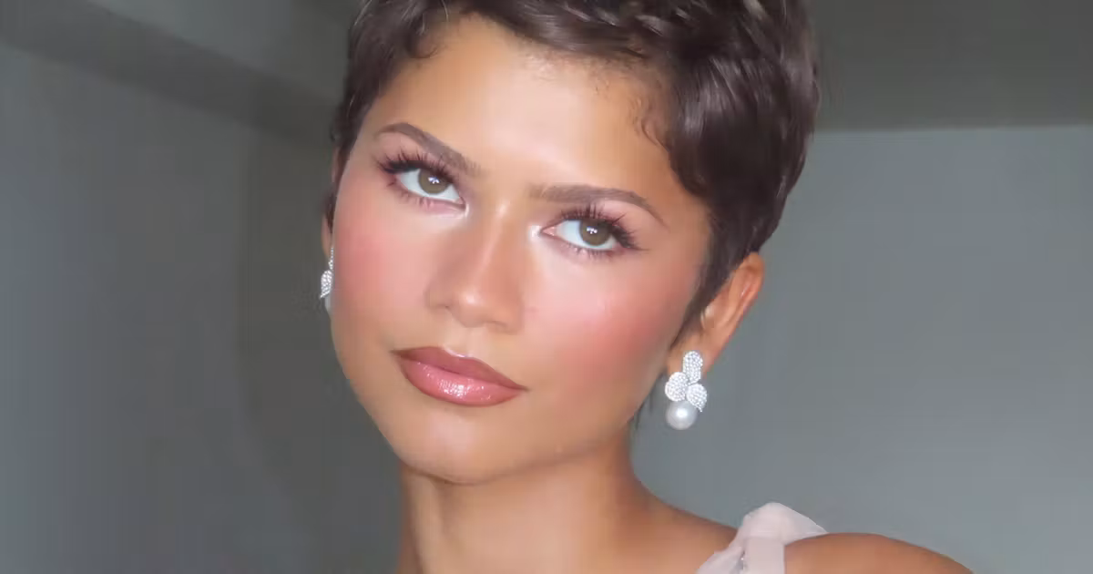 Frosted Makeup Làm Sáng Lên Khuôn Mặt Cho Mùa Lễ Hội