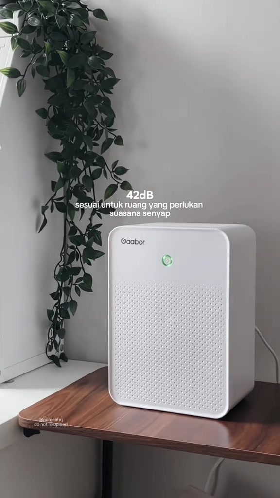Dehumidifier Gaabor putih berdiri atas meja kayu tepi dinding dengan nota 42dB sesuai untuk ruang senyap