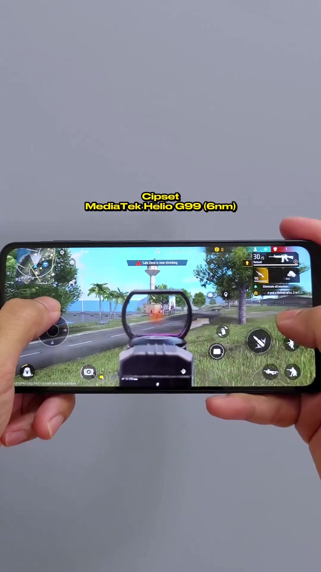 Samsung Galaxy A07 dipegang melintang sedang main game battle royale dengan label cipset MediaTek Helio G99