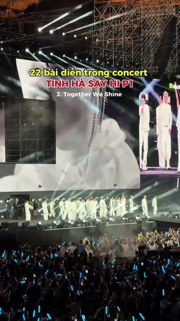 Sân khấu chính và khu khán giả cầm lightstick xanh dương trong một đêm concert Tinh Hà Say Hi, nhìn từ khán đài phía trên