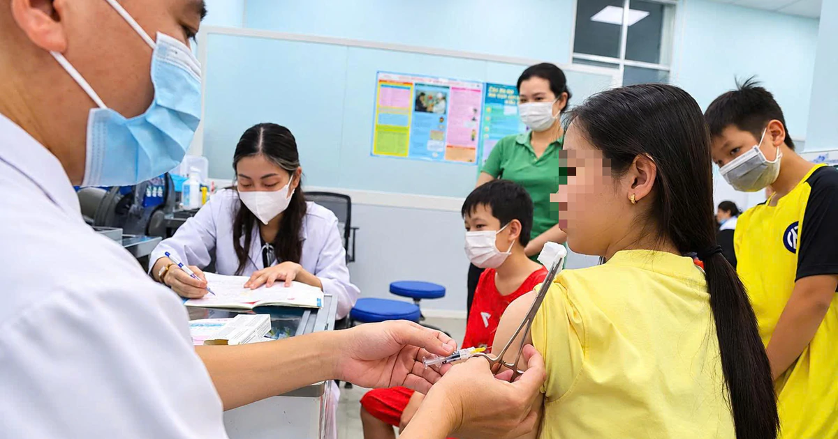 Sau ca tử vong vì não mô cầu: Vì sao phụ huynh đổ xô đi tiêm vaccine?