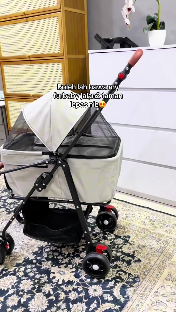 Stroller kucing warna putih tulang dipasang penuh di dalam rumah dengan bakul bawah