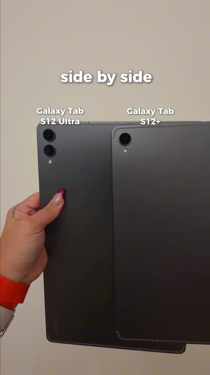 Bahagian belakang Galaxy Tab S12 Ultra dengan dua kamera (kiri) dan Galaxy Tab S12+ dengan satu kamera (kanan) dipegang sebelah-menyebelah