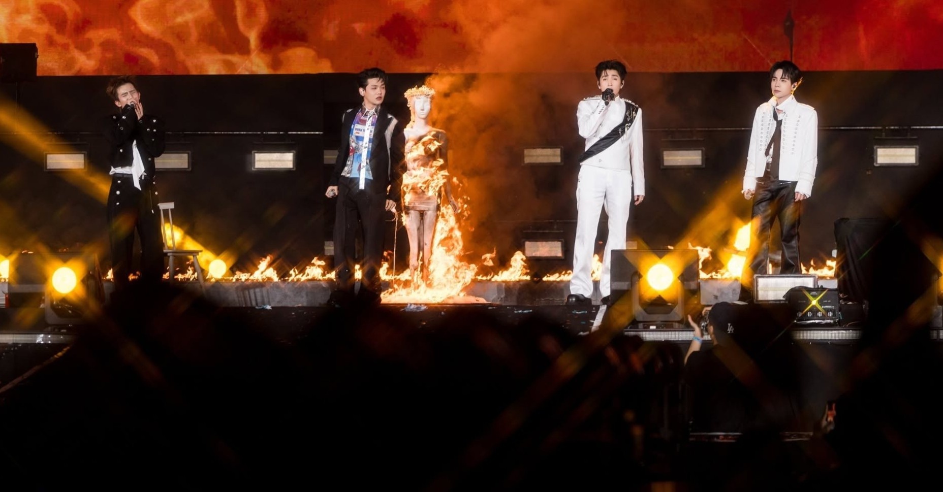 Concert Tinh Hà Say Hi: Khi 24 Anh Tài Khóc Giữa Biển Tiếng Bè