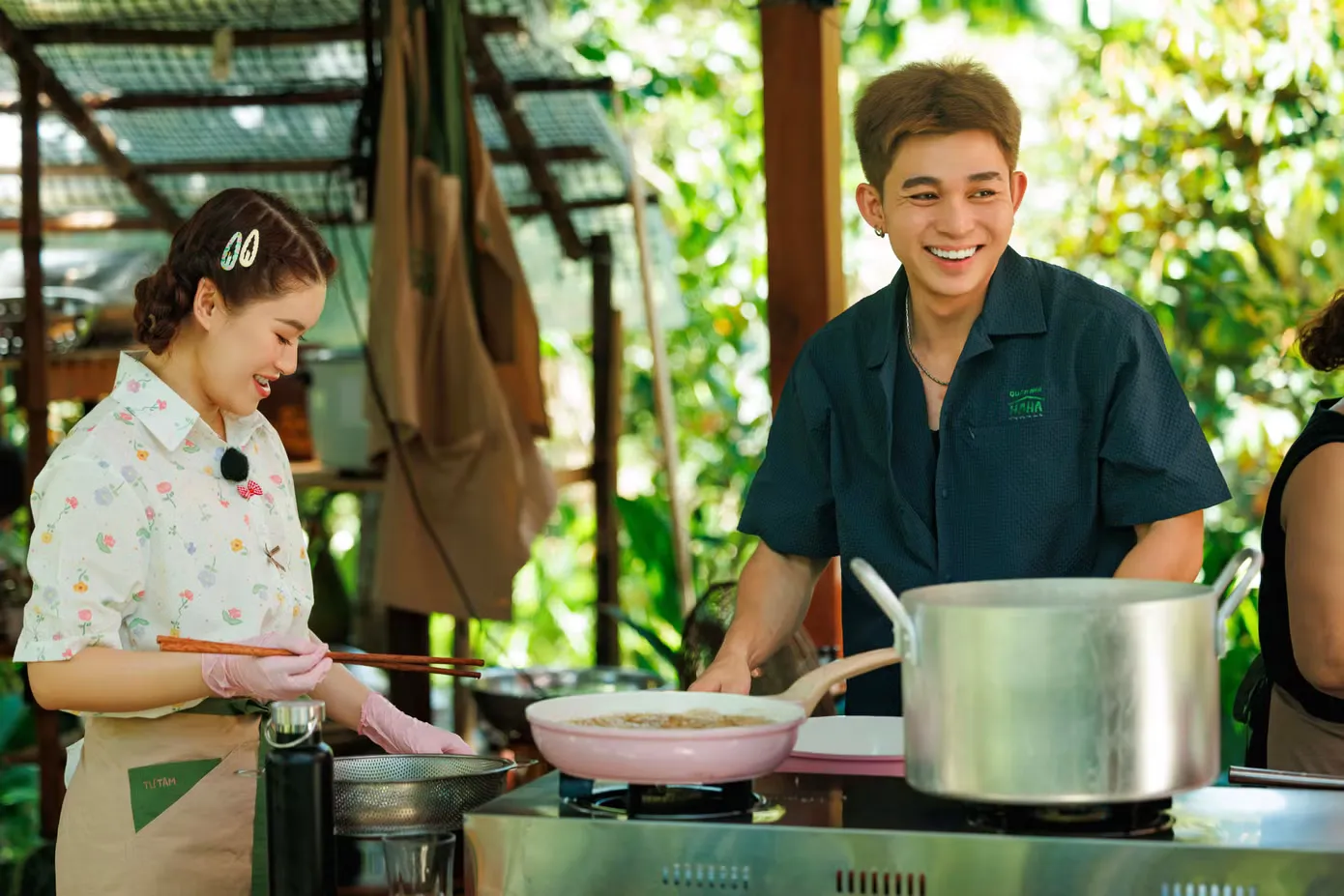 Jun Phạm và Duy Khánh học nấu ăn Huế trong show thực tế mới