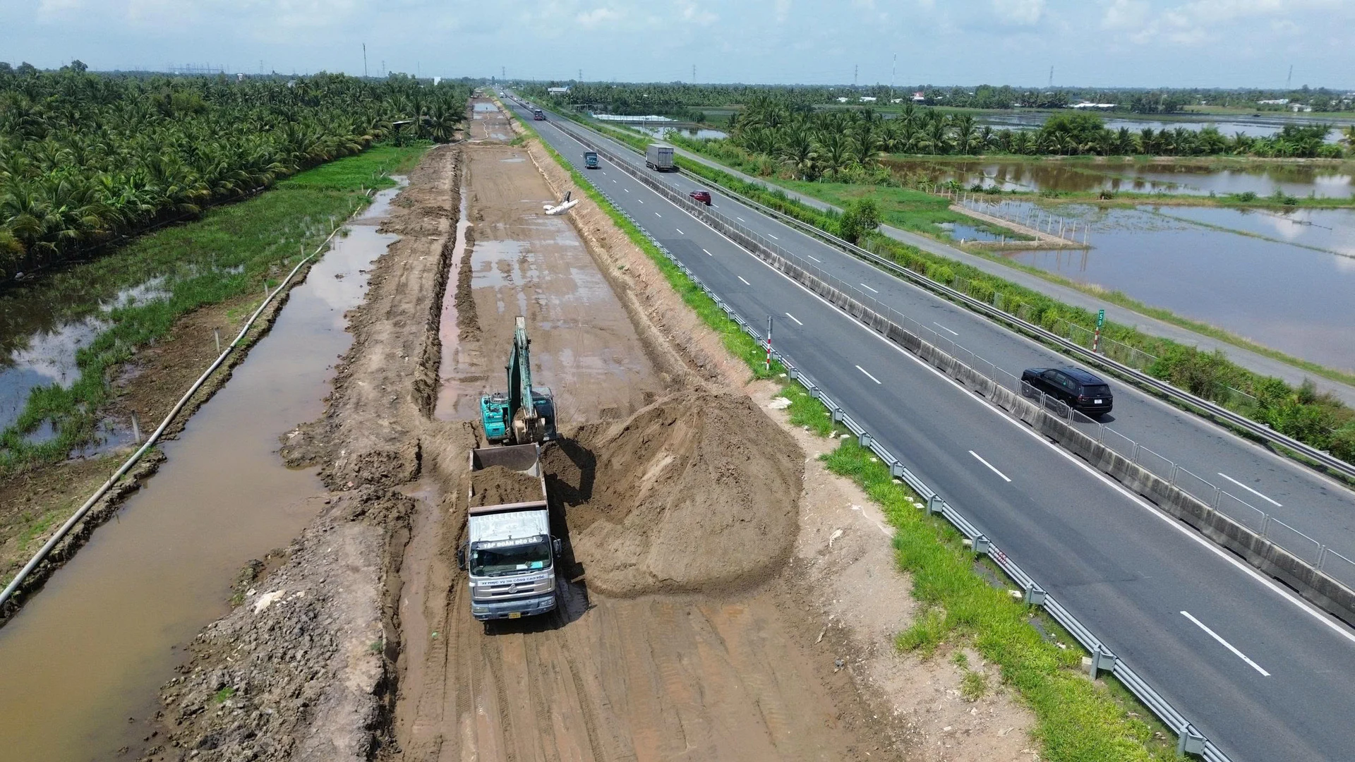 Hơn 1.400 công nhân đẩy nhanh mở rộng cao tốc TP.HCM – Mỹ Thuận
