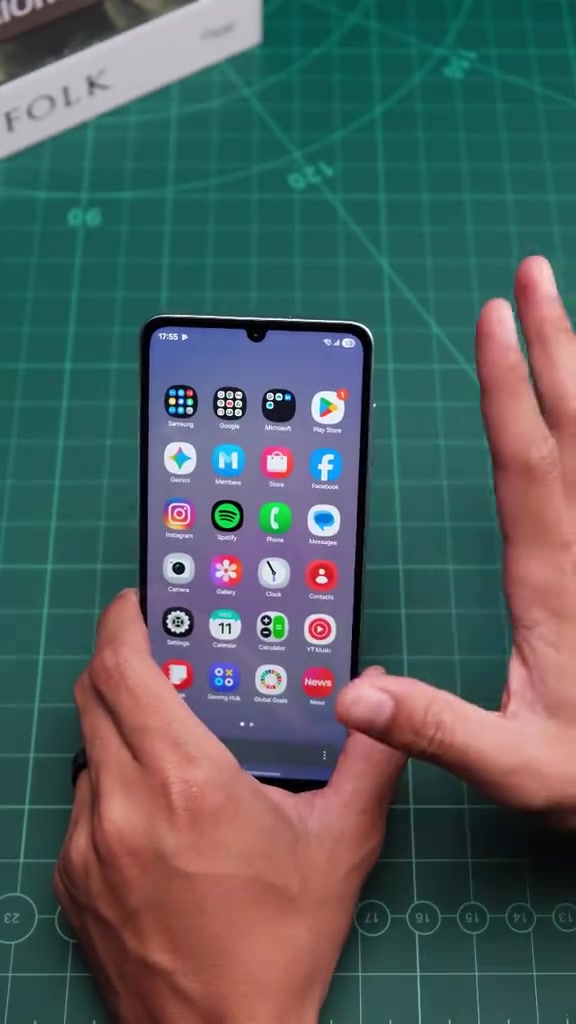 Depan Samsung Galaxy A07 5G papar skrin utama dengan notch waterdrop kamera depan