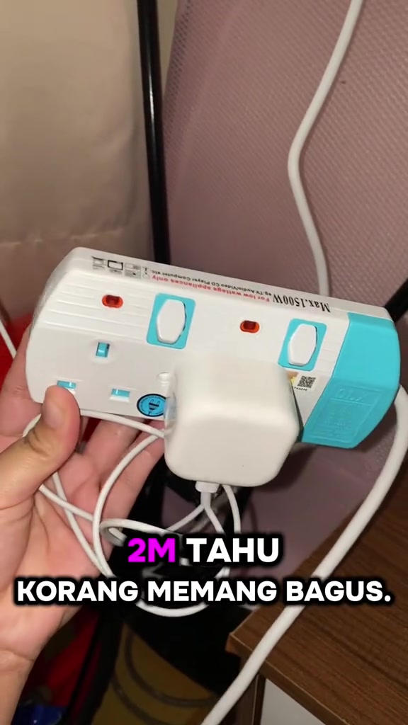Extension socket dua gang putih-turquoise dengan suis individu dan cetak Max. 1500W, pengecas phone dipasang pada satu soket