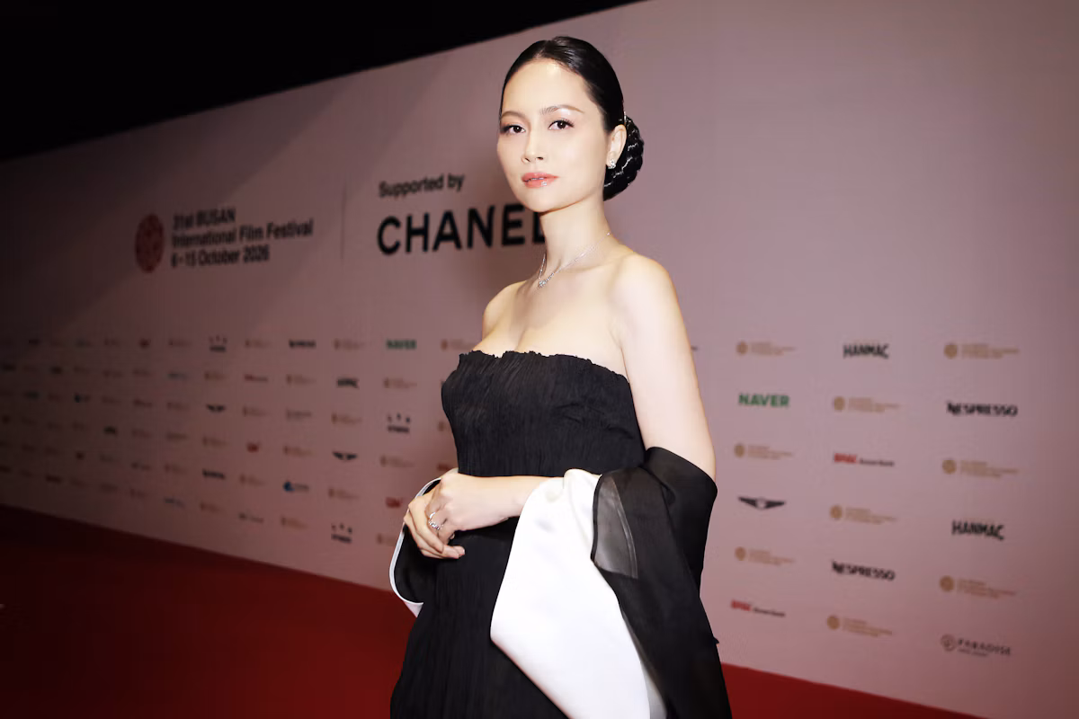 Lâm Gia Khang mang áo dài và yếm Việt chinh phục thảm đỏ Busan