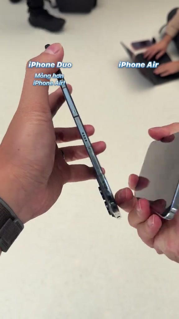 Cạnh viền iPhone Duo đặt cạnh iPhone Air để so độ mỏng khi gập, chú thích iPhone Duo mỏng hơn