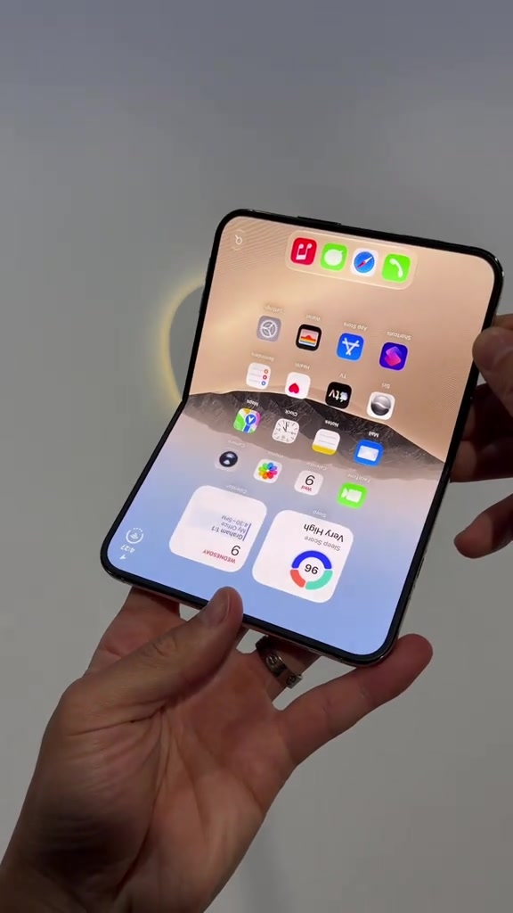 iPhone Duo gập nửa theo góc chữ L, màn hình trong hiện các icon ứng dụng chạy liền qua nếp gấp