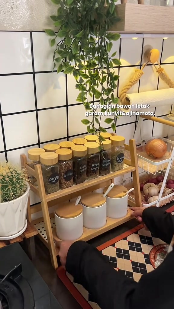 Rak bamboo dua tingkat berisi balang kaca penutup kayu dan tiga bekas putih penutup bamboo bersudu