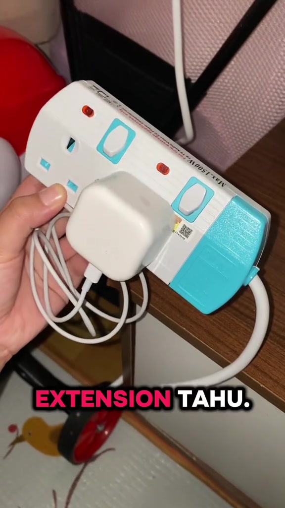 Extension socket murah dua gang dipegang tangan, pengecas putih dipasang, suis individu biru dan lampu indikator merah kelihatan, cetak Max. 1500W di tepi