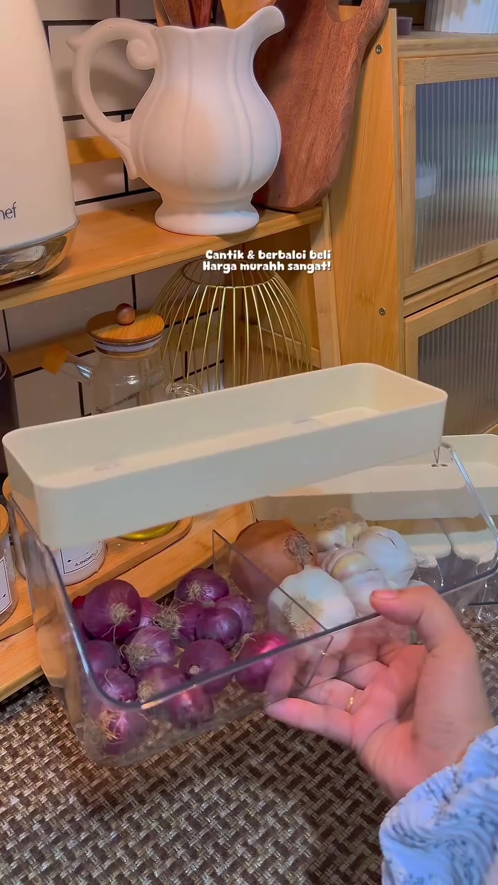 Bekas acrylic terbuka dengan divider berisi bawang besar, bawang kecil dan bawang putih