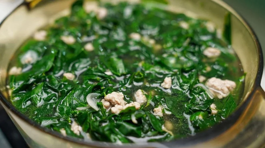 Vò rau ngót trước khi nấu canh: bí quyết giữ vị và dinh dưỡng