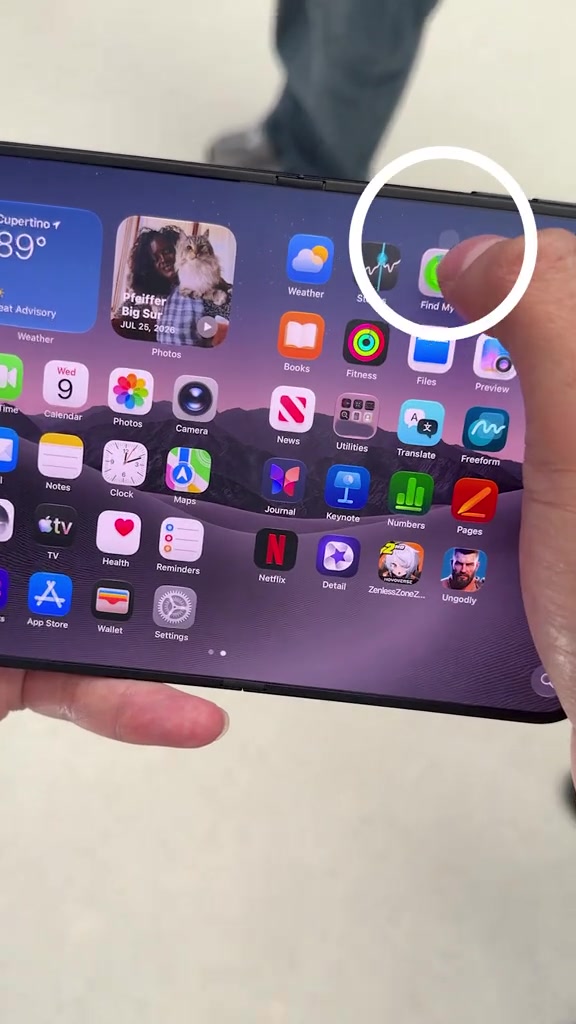 Góc trên màn hình trong iPhone Duo với vòng tròn đánh dấu vị trí camera FaceTime ẩn dưới màn hình