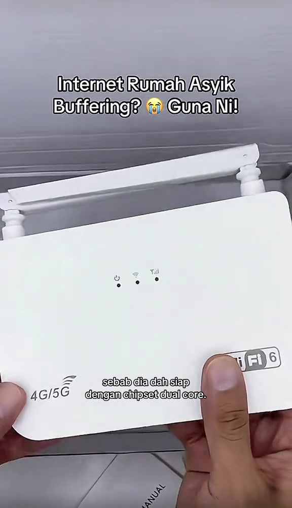 Bahagian depan router SIM berwarna putih dengan tiga lampu indikator kuasa, WiFi dan isyarat, serta logo 4G/5G dan WiFi 6