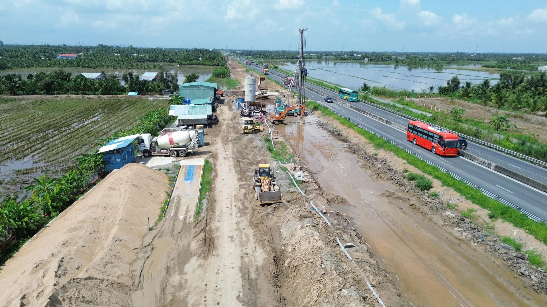 Hơn 1.400 công nhân đẩy nhanh mở rộng cao tốc TP.HCM – Mỹ Thuận