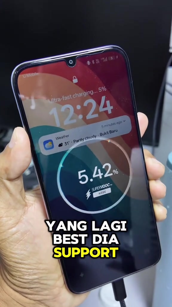 Skrin realme C100 5G menunjukkan animasi pengecasan SUPERVOOC 45W pada 5.42 peratus bateri