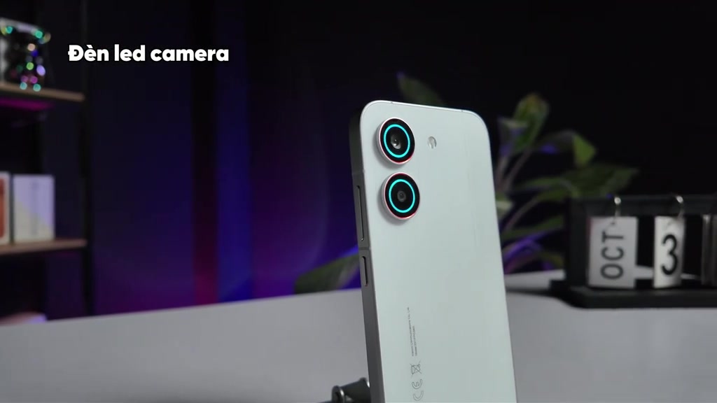 Mặt lưng trắng của POCO X8 Pro với vòng LED phát sáng quanh hai ống kính camera