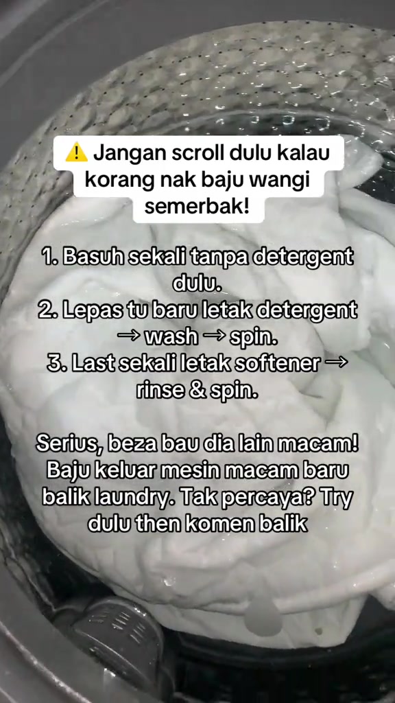 Dram mesin basuh berisi baju putih dengan teks tips urutan basuh: basuh tanpa detergen dulu, baru detergen, softener akhir sekali