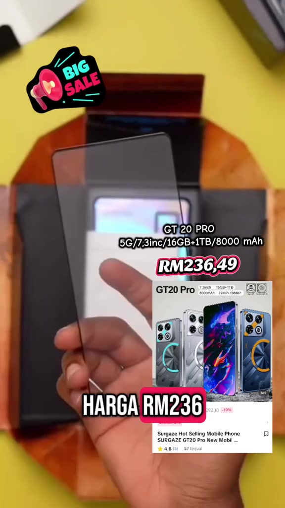 Unboxing kotak GT20 Pro clone dengan pelindung skrin dipegang tangan dan overlay listing RM236.49