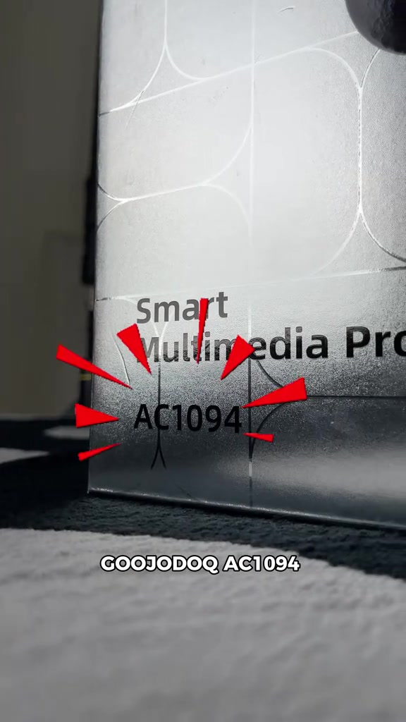 Kotak projektor GOOJODOQ AC1094 bertulis Smart Multimedia Projector dengan anak panah merah pada nombor model